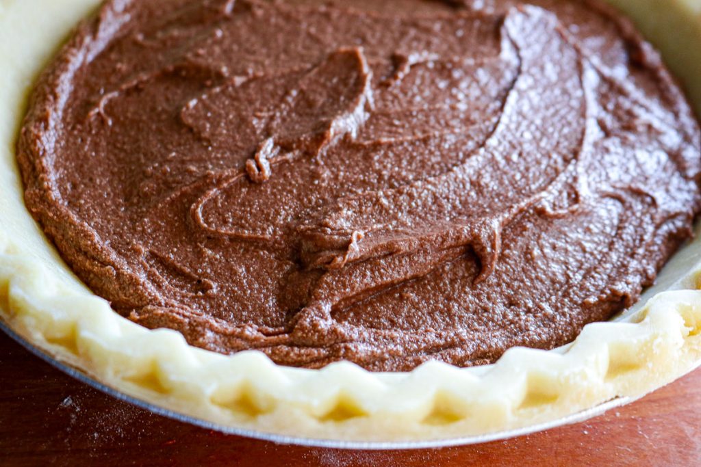 upclose edge of unbaked chocolate fudge pie